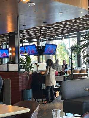 Earl's Kitchen And Bar