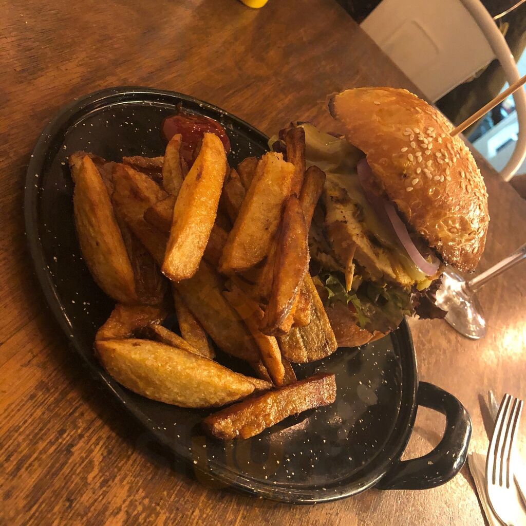 Amado 27 Bar & Cocina