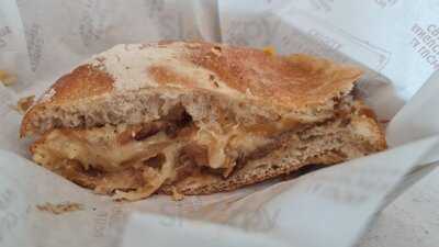 La Lucha Sanguchería Criolla