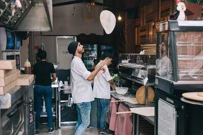 La Barra Pizzas & Birras