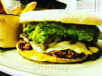 Sanguchería Casa Combi