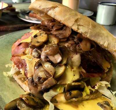 Sanguchería Casa Combi