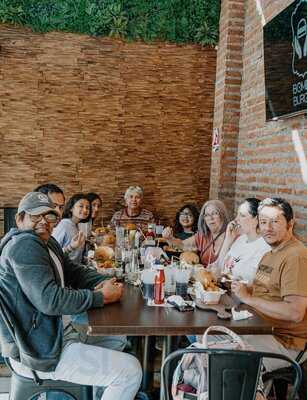 Bomboburger Patio Bellavista