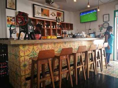 La Tumbamuertos Burger Bar