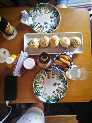 La Tumbamuertos Burger Bar