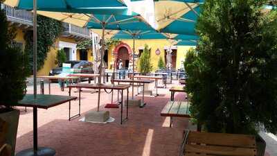 Cafe De Artistas & Bistro Bar