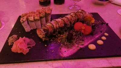 Tanoshii Lounge & Sushi Bar