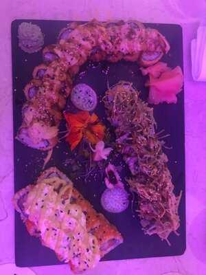 Tanoshii Lounge & Sushi Bar