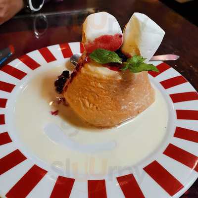 Romero Y Canela En La Macarena