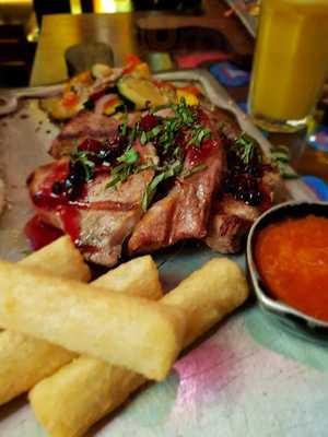 Romero Y Canela En La Macarena