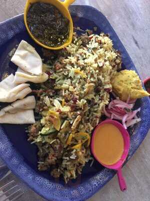 Romero Y Canela En La Macarena