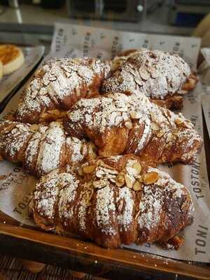 Tostoni Café