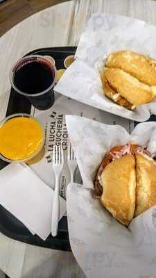 La Lucha Sanguchería Criolla Plaza Claro