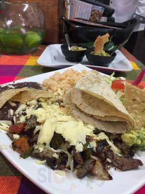 El Sabor De Lupe Y Algo Más