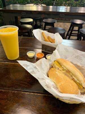 La Lucha Sanguchería Criolla Plaza Claro