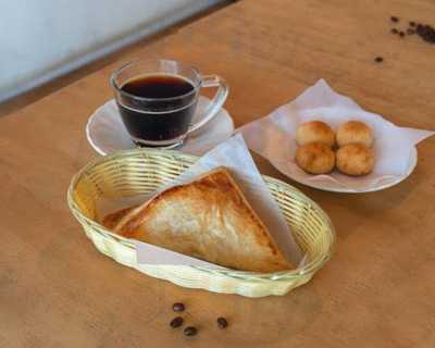 Pande Momo, Cafe Y Pandebono