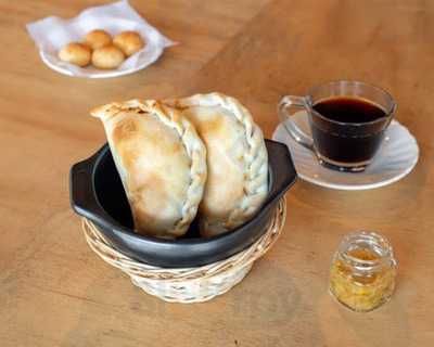 Pande Momo, Cafe Y Pandebono