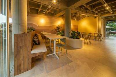 Annie Croissant Y Cafe