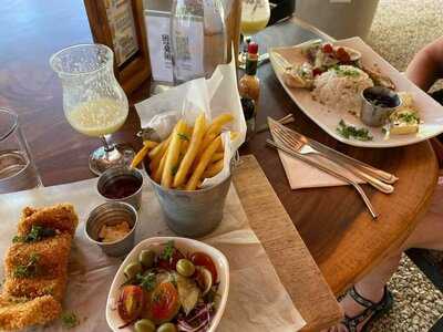 Tiki Hut Bar & Restaurant