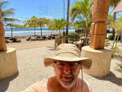 Tiki Hut Bar & Restaurant