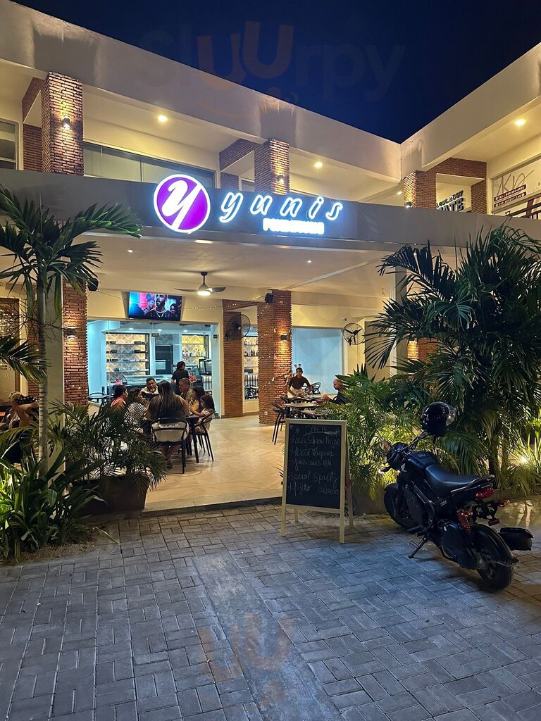 Yunis Poke & Sushi