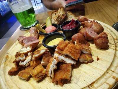 Golden Prague Pub Urdesa