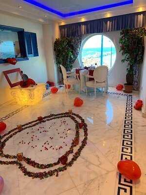 مطعم سانتوريني اليوناني