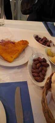 ‪white And Blue Restaurant‬