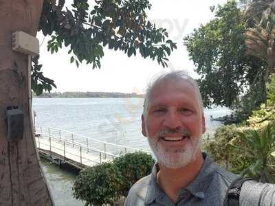 ‪t.g.i Friday's‬