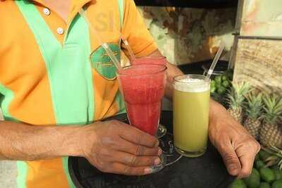 ‪al Qubaisi King Of Mangoes And Strawberries‬