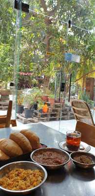 ‪grapes Restaurant & Lounge‬