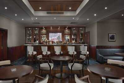 22/5000 ماما ميا بار & لونج