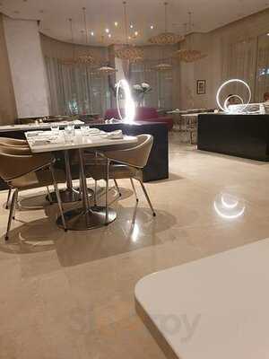 ‪downtown Restaurant‬