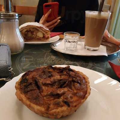 ‪black Forest Pastry‬