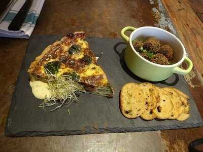 La Cabane Wine Bistro