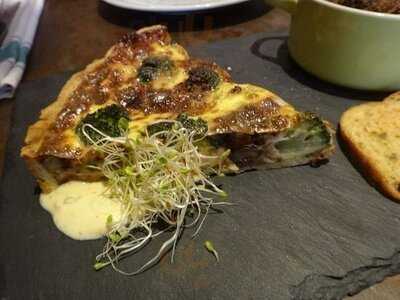 La Cabane Wine Bistro