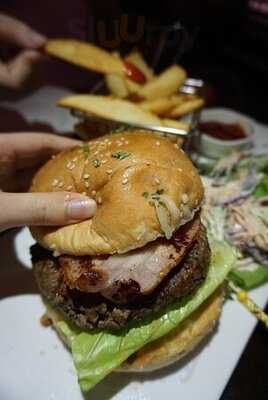 A Tavola Bar & Grill