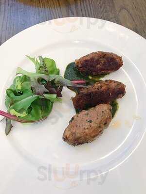 Sing Woo Road Bar & Grill