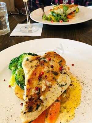 Sing Woo Road Bar & Grill