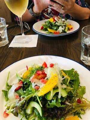 Sing Woo Road Bar & Grill