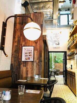 Sing Woo Road Bar & Grill