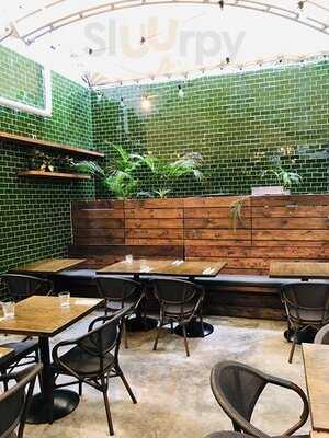 Sing Woo Road Bar & Grill