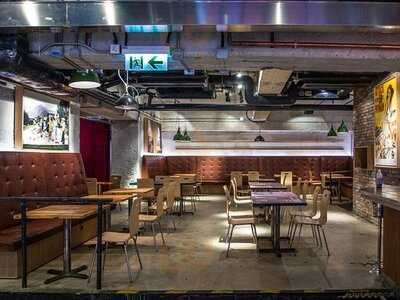 Hmv Bar & Restaurant