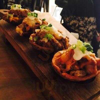 Eight Grand Bar & Restaurant