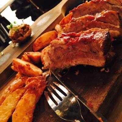 Eight Grand Bar & Restaurant