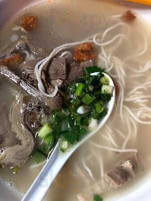 雲南啊老表黑羊湯鍋米線