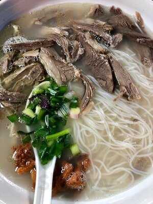 雲南啊老表黑羊湯鍋米線