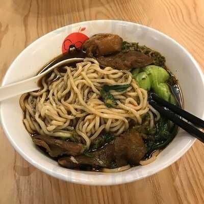 台灣蘋果姐姐牛肉面滷肉飯