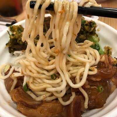 台灣蘋果姐姐牛肉面滷肉飯