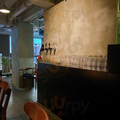 Hans Bar And Restaurant